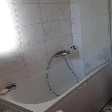 Agreable Dans Maison Avec Un Grand Lit Nimes
