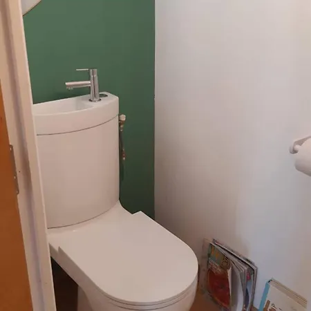 Agreable Dans Maison Avec Un Grand Lit *