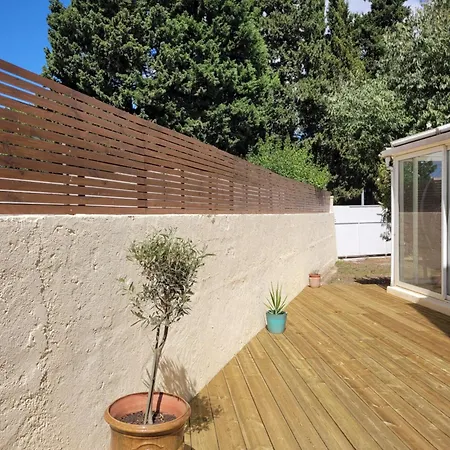 Agreable Dans Maison Avec Un Grand Lit Bed & Breakfast Nimes