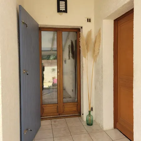 Agreable Dans Maison Avec Un Grand Lit Bed & Breakfast Nîmes